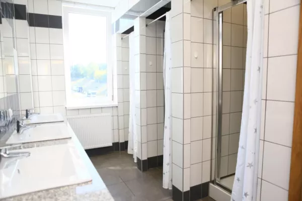łazienka z kabinami prysznicowymi